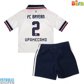 Billiga Bayern Munich Dayot Upamecano #2 Bortatröja Barn 2026-27 Kortärmad (+ Korta byxor)